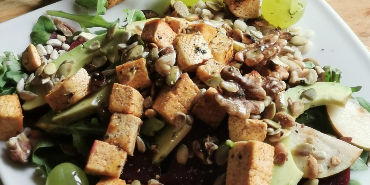 Mix smaków owocowo-warzywnych czyli sałatka gdzie znajdziesz buraka, gruszkę i tofu