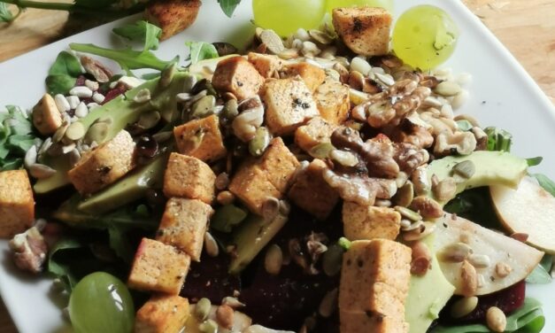 Mix smaków owocowo-warzywnych czyli sałatka gdzie znajdziesz buraka, gruszkę i tofu
